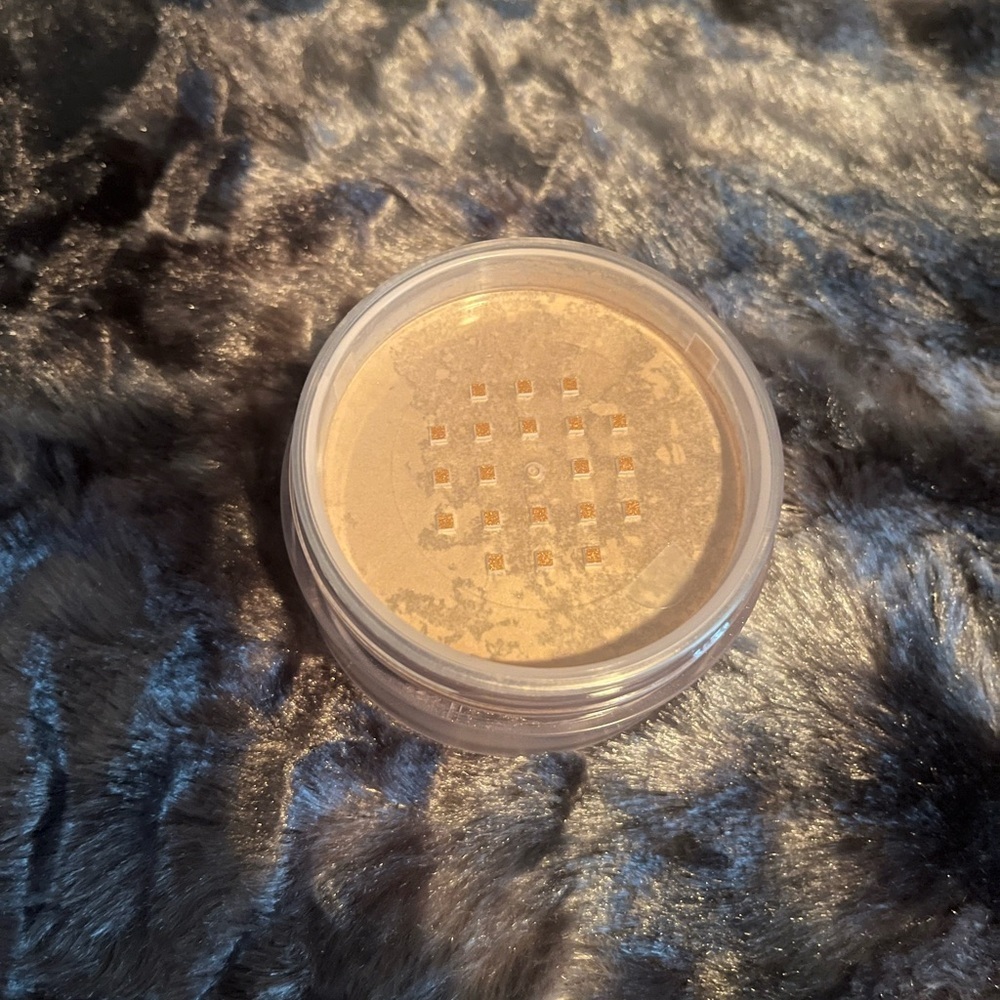 Laura Mercier Translucent Loose Setting Powder - Light Catcher- in Honey Star - Picture 7 of 10